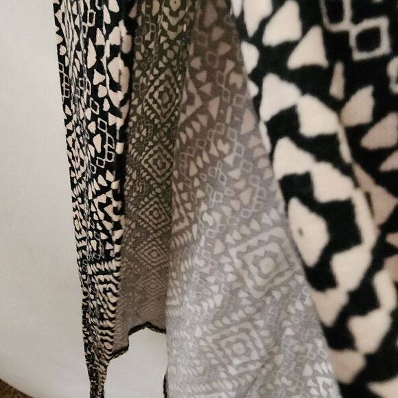 6X 30W Torrid Black Tan Ditsy Tribal Print Maxi Dress Slit Super Soft Stretch NW - Picture 6 of 7